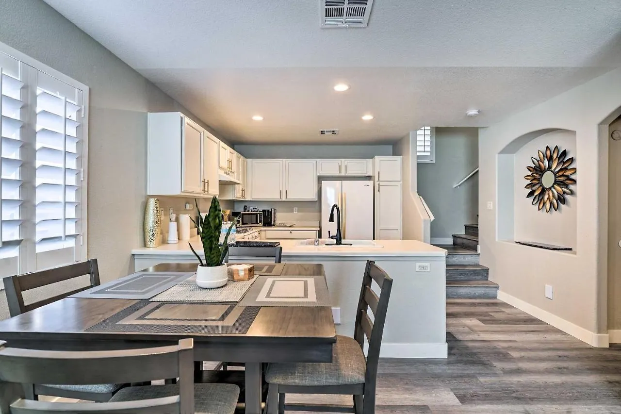 라스베이거스 Stylish House With Patio, 8 Mi To Vegas Strip! 빌라 펜션