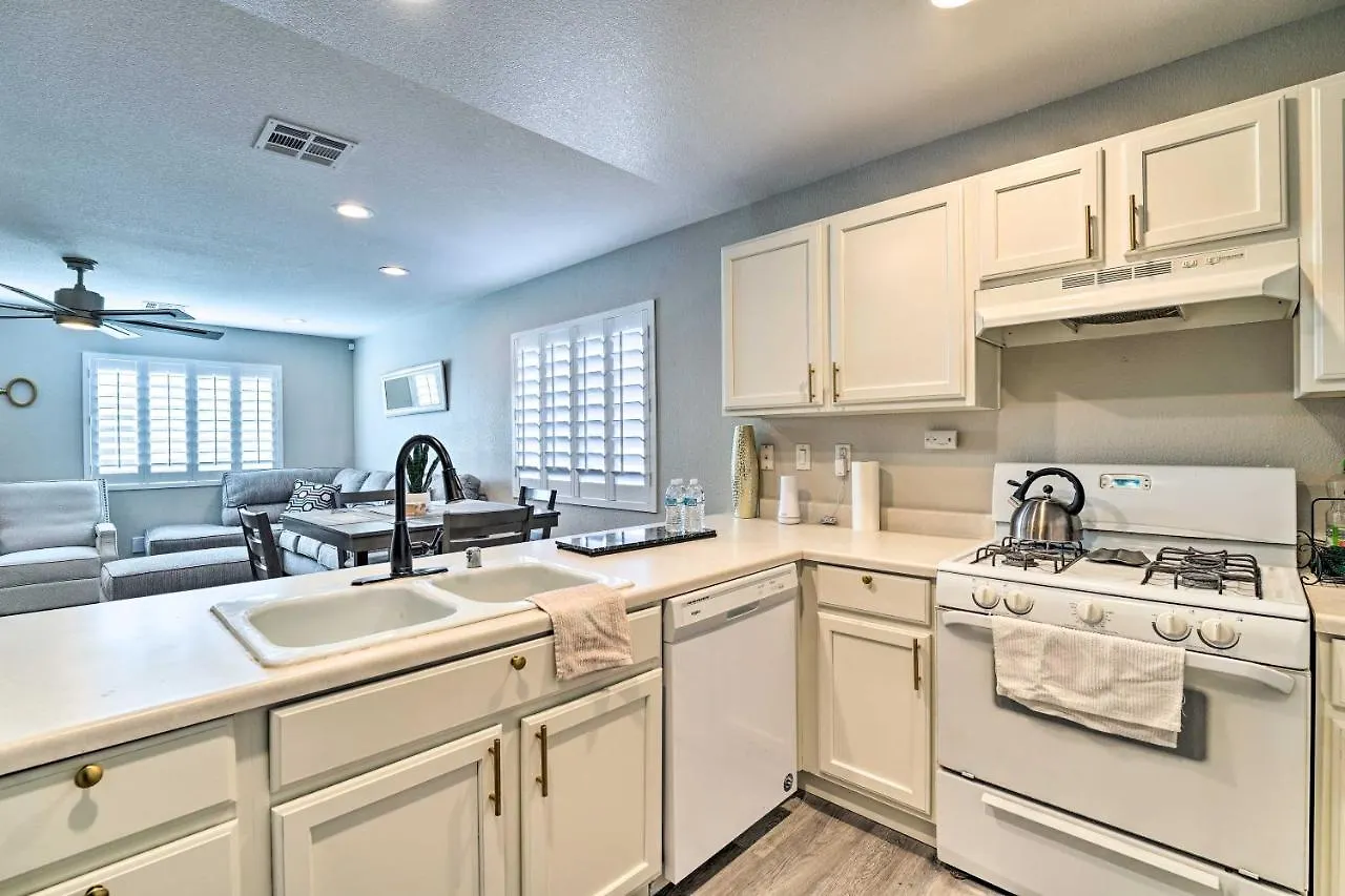 라스베이거스 Stylish House With Patio, 8 Mi To Vegas Strip! 빌라 0*,  미국
